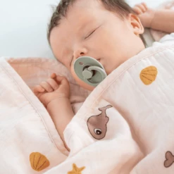 Done By Deer Coperta Per Neonati In Mussola Wally Rosa 8 Done By Deer Coperta Per Neonati In Mussola Wally Rosa -Negozio online Pink Or Blue done by deer coperta per neonati in mussola wally rosa a388932 1