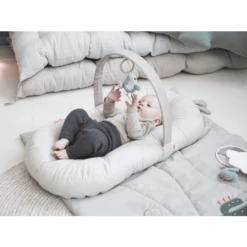 Done By Deer Nido Per Bambini Con Arco Di Attività Raffi Sand -Negozio online Pink Or Blue done by deer nido per bambini con arco di attivita raffi sand a337827 3