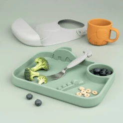 Done By Deer ™ Peekaboo Deer Menu Plate Friends - Verde -Negozio online Pink Or Blue done by deer peekaboo deer menu plate friends verde a360291 2