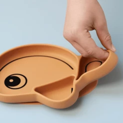 Done By Deer ™ Piatto Stick & Stay Wally In Giallo Senape -Negozio online Pink Or Blue done by deer piatto stick amp stay wally in giallo senape a309034 3