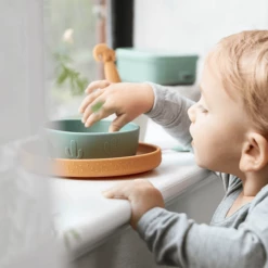 Done By Deer ™ Set Di Stoviglie Stick & Stay Lalee Colour Mix -Negozio online Pink Or Blue done by deer set di stoviglie stick amp stay lalee colour mix a341418 1