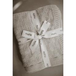 Mushie Coperta A Maglia Honeycomb Beige 80 X 100 Cm 8 Mushie Coperta A Maglia Honeycomb Beige 80 X 100 Cm -Negozio online Pink Or Blue mushie coperta a maglia honeycomb beige 80 x 100 cm a401202 1