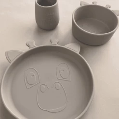 Nuuroo Judi Giraffe Set Di 3 Stoviglie, Cobble Stone 9 Nuuroo Judi Giraffe Set Di 3 Stoviglie, Cobble Stone -Negozio online Pink Or Blue nuuroo judi giraffe set di 3 stoviglie cobble stone a363832 3