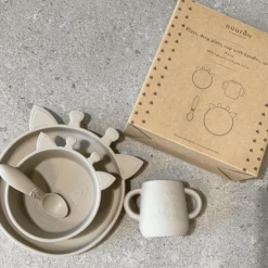 Nuuroo Lykke Giraffe Set Di 4 Pezzi Per La Tavola, Cobble Stone -Negozio online Pink Or Blue nuuroo lykke giraffe set di 4 pezzi per la tavola cobble stone a364149 2