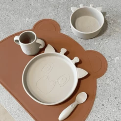 Nuuroo Lykke Giraffe Set Di 4 Pezzi Per La Tavola, Cobble Stone -Negozio online Pink Or Blue nuuroo lykke giraffe set di 4 pezzi per la tavola cobble stone a364149 4