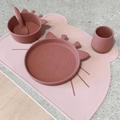 Nuuroo Lykke Giraffe Set Di 4 Pezzi Per La Tavola, Mogano -Negozio online Pink Or Blue nuuroo lykke giraffe set di 4 pezzi per la tavola mogano a364154 3