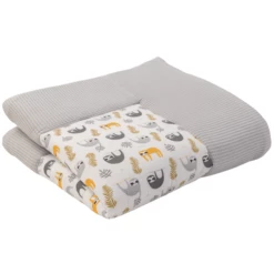 Ullenboom Coperta A Gattoni Waffle Piqué Motivo Grigio Bradipo 140x140 Cm -Negozio online Pink Or Blue ullenboom coperta a gattoni waffle pique motivo grigio bradipo 140x140 cm a362305 3