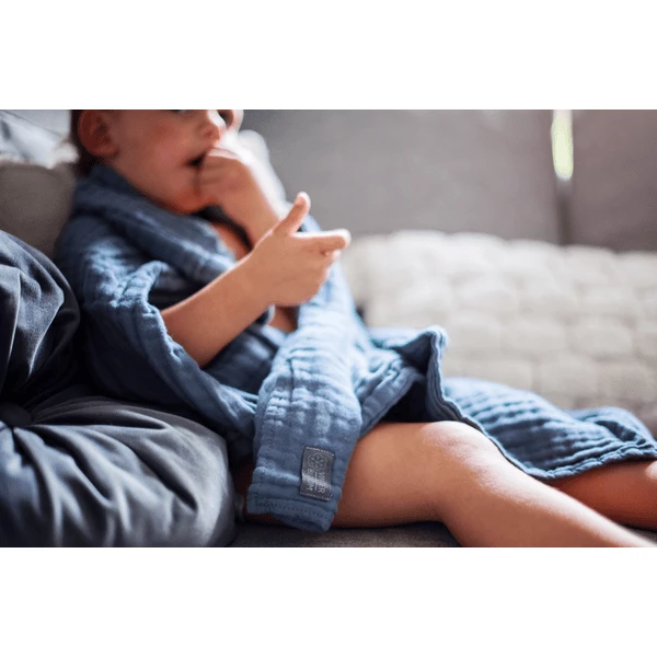 VINTER& BLOOM Coperta Di Coccole A Strati In Mussola Blu Tempesta 4 VINTER& BLOOM Coperta Di Coccole A Strati In Mussola Blu Tempesta - immagine 2